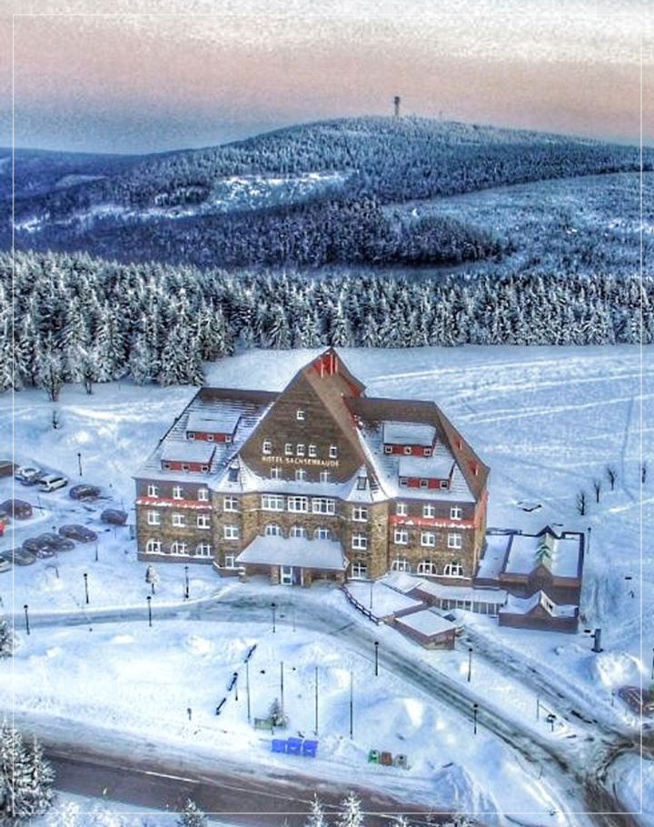 Sachsenbaude Hotelgebäude im Winter mit Schnee, Vogelperspektive