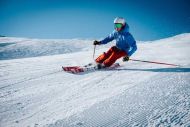 Einzelner Skifahrer fährt Abfahrt hinunter